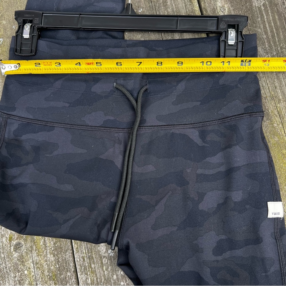 Vuori Daily Legging - Black Camo women’s S - Picture 4 of 10